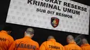 Petugas berhasil menangkap komplotan begal truk yang biasa beraksi di pinggiran tol Jakarta, Selasa (17/3/2015).Dalam aksinya tersangka tak segan melukai korbannya. (Liputan6.com/Johan Tallo)