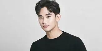 Saat masih SMP, Kim Soo Hyun dikenal sebagai sosok yang sangat pendiam. Bahkan tidak ada yang menyangka jika ia akan terjun ke dunia hiburan. (Foto: Allkpop.com)