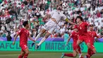 Pemain Irak Aymen Hussein melompat untuk melakukan sundulan dalam upayanya mencetak gol ke gawang Vietnam pada pertandingan sepak bola Grup D Piala Asia di Stadion Jassim Bin Hamad, Doha, Qatar, Rabu (24/1/2024). Irak mengalahkan Vietnam dengan skor 3-2. (AP Photo/Aijaz Rahi)