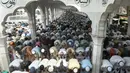 Umat Muslim Pakistan melaksanakan Salat Jumat pertama di bulan suci Ramadan di Masjid Data Darbar di Lahore, Jumat (2/6). (AFP PHOTO / ARIF ALI)