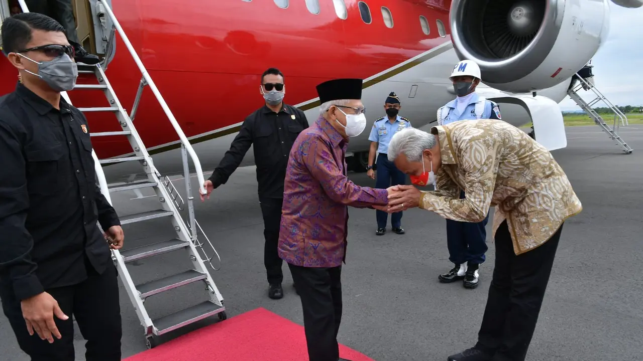 Gubernur Jateng Ganjar Pranowo Cium Tangan Wapres Ma'ruf Amin