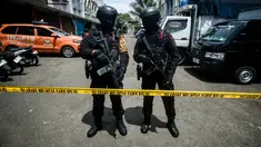 Polisi dari unit penjinak bom (Jibom) satuan Brimob Polda Jabar berjaga di sekitar depan Gereja Kristen Protestan Simalungun (GKPS) di Bandung, Jawa Barat pada Jumat 19 Desember 2025. Sebuah benda mencurigakan di depan gereja Gereja Kristen Protestan Simalungun (GKPS). (Timur Matahari/AFP)