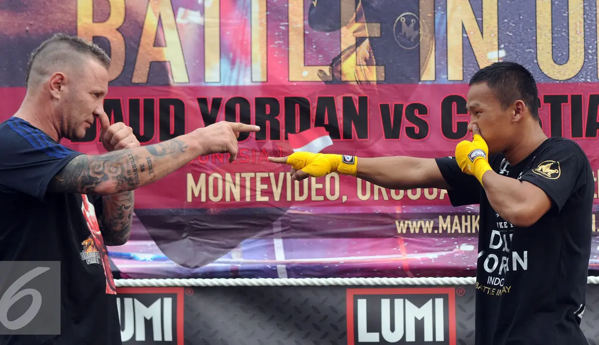 Petinju Indonesia, Daud Yordan (kiri) bercanda dengan pelatihnya Craig Christian di Jakarta, Selasa (17/5/2016). Daud akan memperebutkan sabuk WBA Lightweight International melawan Cristian Rafael Coria, 4 Juni mendatang. (Liputan6.com/Helmi Fithriansyah)