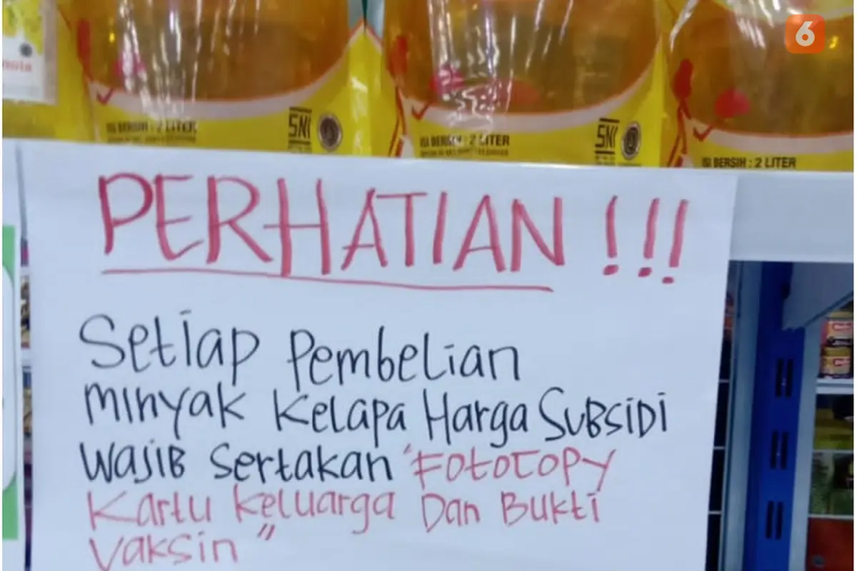 Salah satu supermarket di Kabupaten Gorontalo yang memberlakukan aturan khusus yang ingin mendapatkan minyak goreng satu harga (Arfandi/Liputan6.com)