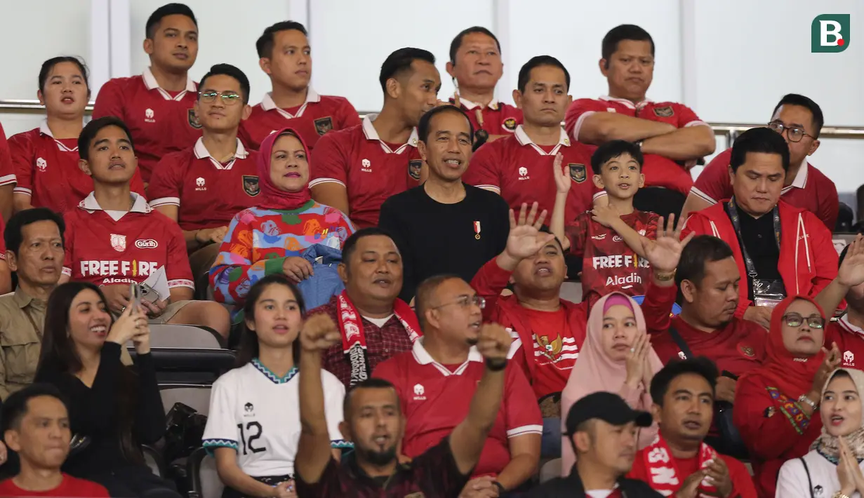 Presiden Jokowi (tengah) tampak melihat pertandingan antara Timnas Indonesia U-23 melawan Turkmenistan saat Kualifikasi Piala Asia U-23 2024 di Stadion Manahan, Solo, Selasa (12/09/2023). Ia terlihat duduk di antara istrinya, Iriana dan cucunya, Jan Ethes. (Bola.com/Arief Bagus)