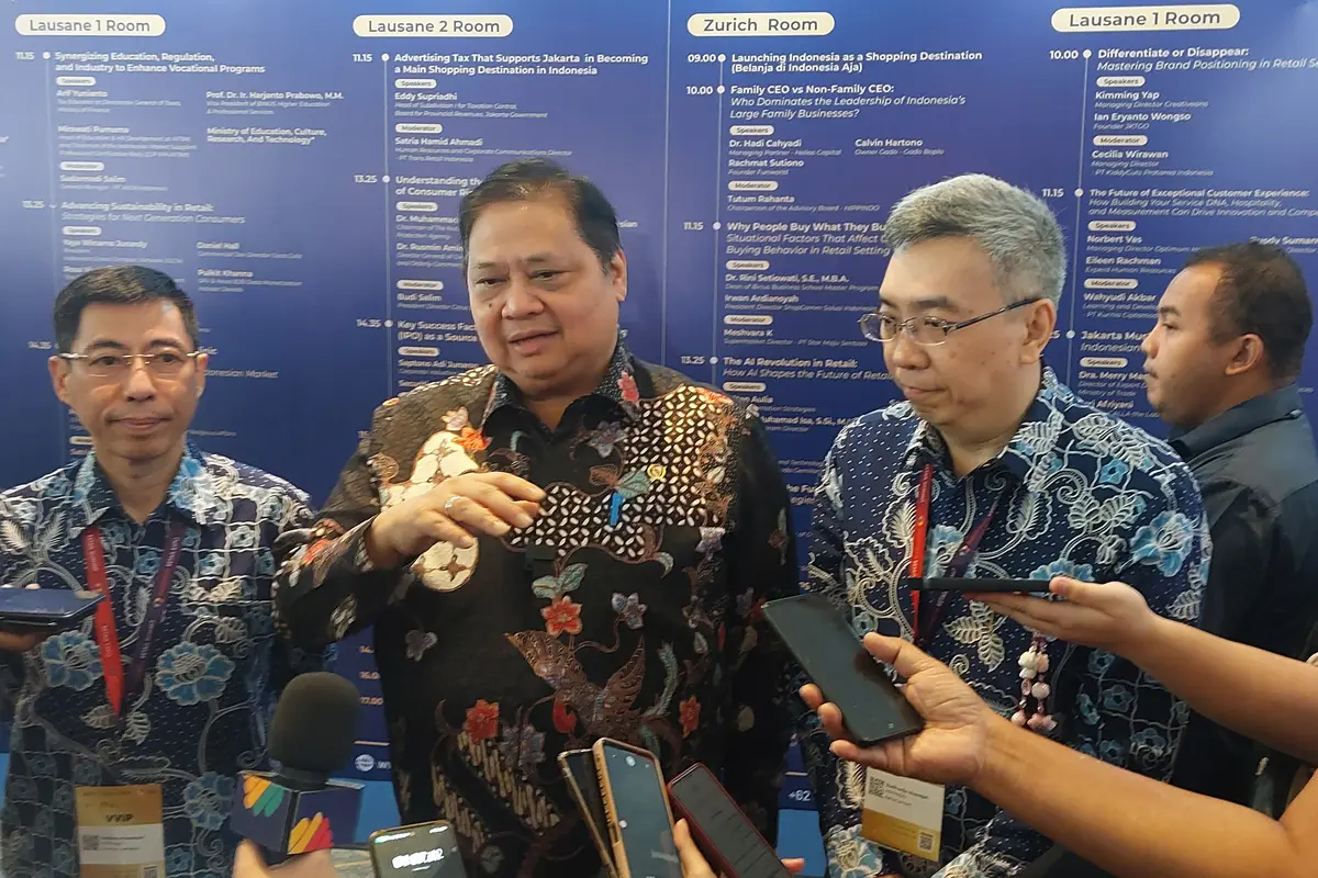 Menteri Koordinator Bidang Perekonomian Airlangga Hartarto  dalam Indonesia Retail Summit 2024, di Pantai Indah Kapuk (PIK), Jakarta, Rabu (28/8/2024). (Arief/Liputan6.com)