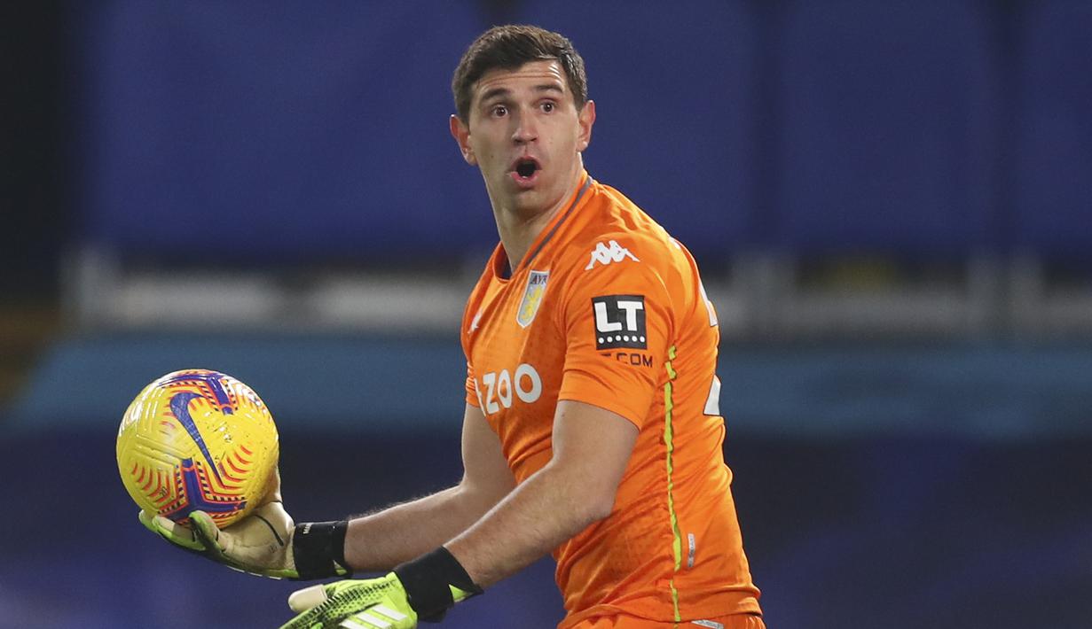 6. Emiliano Martinez (Aston Villa). Kiper asal Argentina berusia 28 tahun ini telah membuat 75 saves dalam 21 penampilannya selama 1890 menit. (AP/Catherine Ivill/Pool)