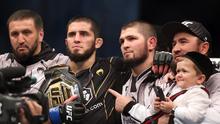 Islam Makhachev dan Khabib&nbsp;Nurmagomedov (tengah). (AFP/Giuseppe CACACE)