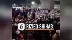Massa berbondong-bondong  berangkat menuju Bandara Soekarno Hatta untuk menyambut kedatangan Rizieq Shihab. Akses jalan menuju bandara pun alami kemacetan panjang.