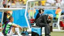 Pelatih Aljazair, Vahid Halilhodzic (kanan) tertunduk usai dipecundangi Belgia 1-2 di penyisihan Piala Dunia Grup H di Stadion Mineirao, Belo Horizonte, Brasil, (17/6/2014). (REUTERS/Dominic Ebenbichler)