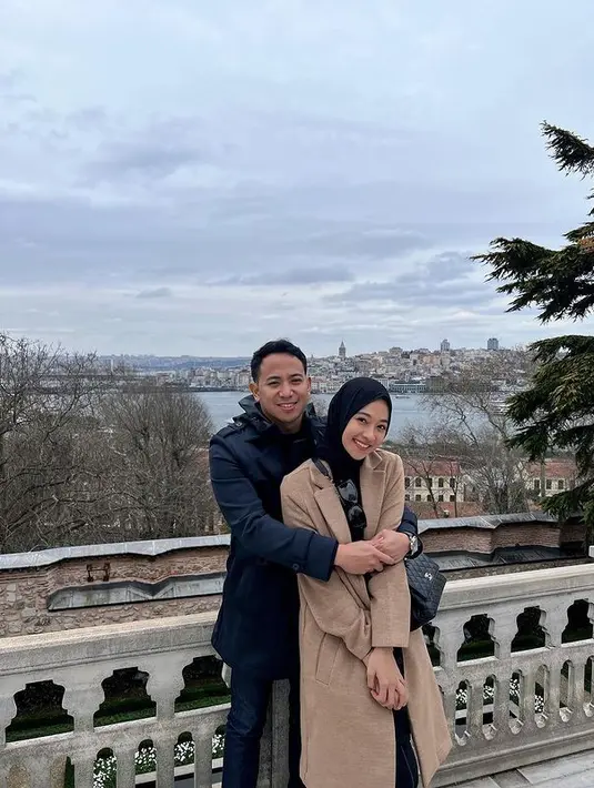 Pasangan yang menikah sejak tahun 2013 silam itu tampak masih seperti pacaran. Seperti diketahui pasangan ini menikah pada 17 November 2013 silam. Meski hingga usia 10 tahun menikah, keduanya masih menjaga kemesraannya seperti masih pacaran. [Instagram/poppybungariphat]