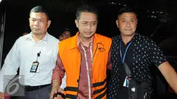 Tersangka Handang Soekarno usai menjalani pemeriksaan KPK, Jakarta, Senin (22/11). Handang resmi ditahan karena diduga menerima suap sebesar USD 148.500 atau sekitar Rp 1,9 miliar, Jakarta, Senin (22/11). (Liputan6.com/Helmi Afandi) 