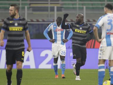 Striker Inter Milan, Romelu Lukaku, melakukan selebrasi usai mencetak gol melalui eksekusi penalti ke gawang Napoli dalam laga lanjutan Liga Italia 2020/21 Serie A pekan ke-12 di San Siro Stadium, Rabu (16/12/2020). Inter menang 1-0 atas Napoli. (AP/Luca Bruno)