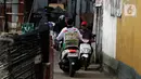 Kondisi lalu lintas jalur alternatif di belakang Kompleks Patra Jasa, Jakarta Selatan, Rabu (1/3/2023). Jalur alternatif seperti gang, jalan kecil, maupun jalan tembusan menjadi pilihan bagi pengendara sepeda motor untuk menghindari kemacetan di jalan-jalan protokol Ibu Kota. (Liputan6.com/Johan Tallo)