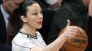  Lauren Holtkamp yang cantik menjadi pusat perhatian penonton saat beraksi sebagai wasit wanita NBA. (EPA/Jason Szenes)