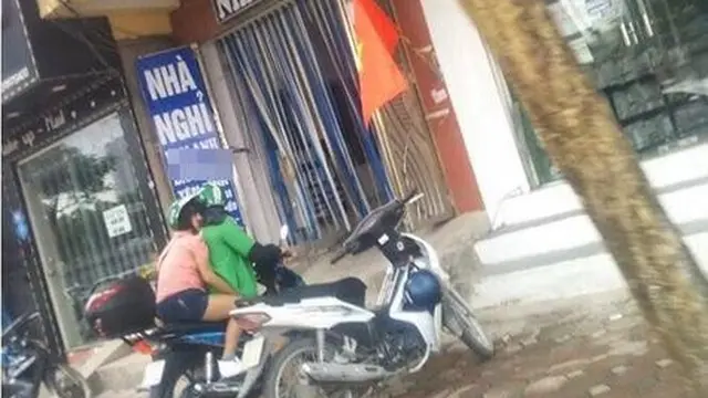 6 Potret Penumpang Ojek Online Peluk Driver karena Ketiduran Ini Bikin Tepuk Jidat