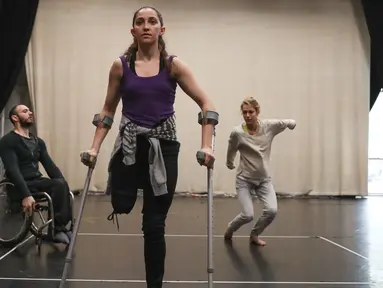 Penari dari Candoco Dance Company menggunakan tongkat dan kursi roda melakukan latihan jelang pertunjukan di London utara, Inggris (13/4). Penari ini juga terdiri dari orang yang berkebutuhan khusus. (AFP Photo/Daniel Leal Olivas)