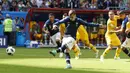 Penyerang Prancis, Antoine Griezmann, mencetak gol lewat tendangan penalti ke gawang Australia pada laga Piala Dunia di Kazan Arena, Sabtu (16/6/2018). Prancis menang 2-1 atas Australia. (AP/Darko Bandic)