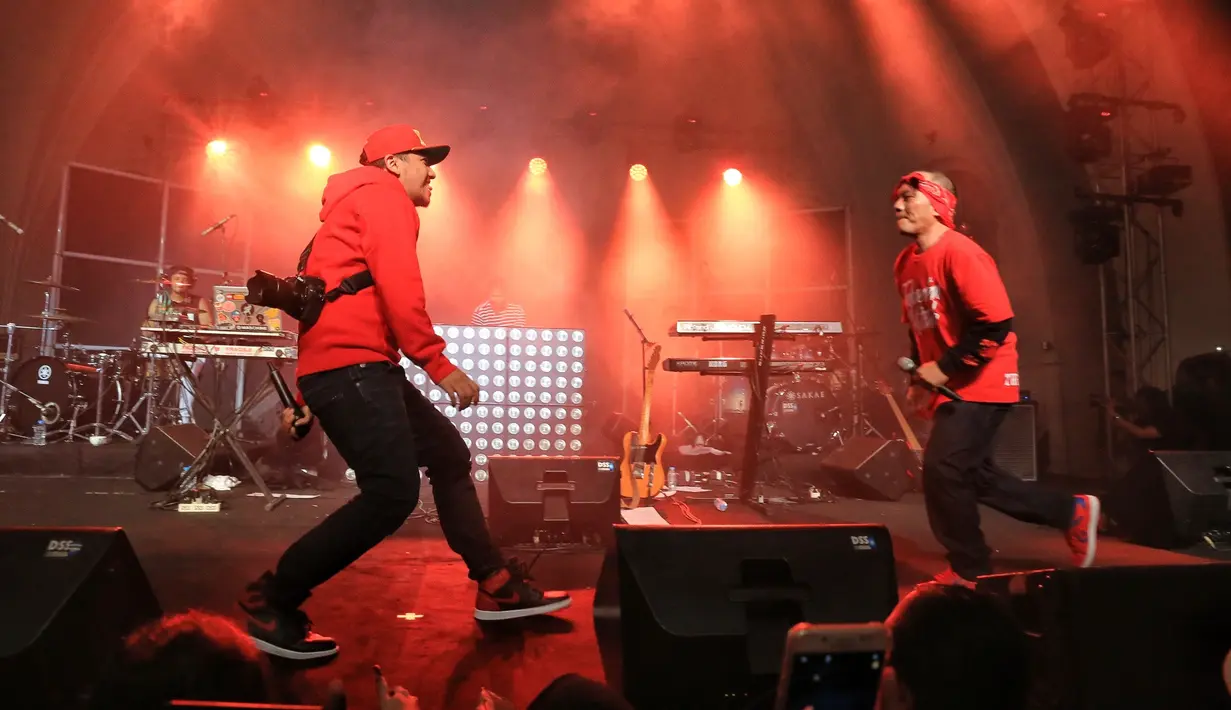 Salah satu yang juga ikut meramaikan konser 25 tahun Iwa K berkarya tersebut, adalah presenter Gading Marten. Suami Gisel itu unjuk kebolehan ngerap bersama Iwa K. (Adrian Putra/Bintang.com)