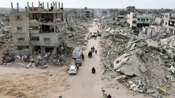 Sehari setelah kesepakatan gencatan senjata antara Israel dan milisi Hamas di Gaza, para pengungsi Palestina terus bergerak kembali ke rumah atau daerah asal masing-masing. (Foto oleh AFP)