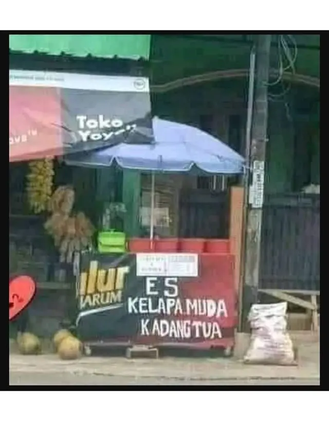 6 Tulisan Nyeleneh di Warung Es Kelapa Muda Ini Bikin Tepuk Jidat