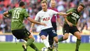 Gelandang Tottenham, Christian Eriksen, berusaha melewati bek Juventus, Andrea Barzagli, pada laga persahabatan di Stadion Wembley, London, Sabtu (5/8/2017). Tottenham menang 2-0 atas Juventus. (AFP/Olly Greenwood)