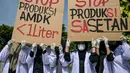 Dalam aksinya, para aktivis juga mengajak masyarakat untuk menolak sampah plastik, dengan tidak menggunakan bahan-bahan plastik sekali pakai. (Juni KRISWANTO/AFP)