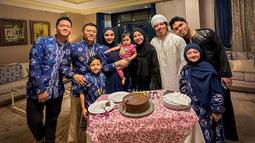 Bahkan, saat tiba di Madinah, keluarga selebriti ini juga turut merayakan ulang tahun Anang Hermansyah. Seluruh anak, beserta menantu, Atta Halilintar hingga Thoriq Halilintar beserta sang cucu tampak hadir di momen sederhana namun penuh makna tersebut. (Liputan6.com/IG/@ashanty_ash)