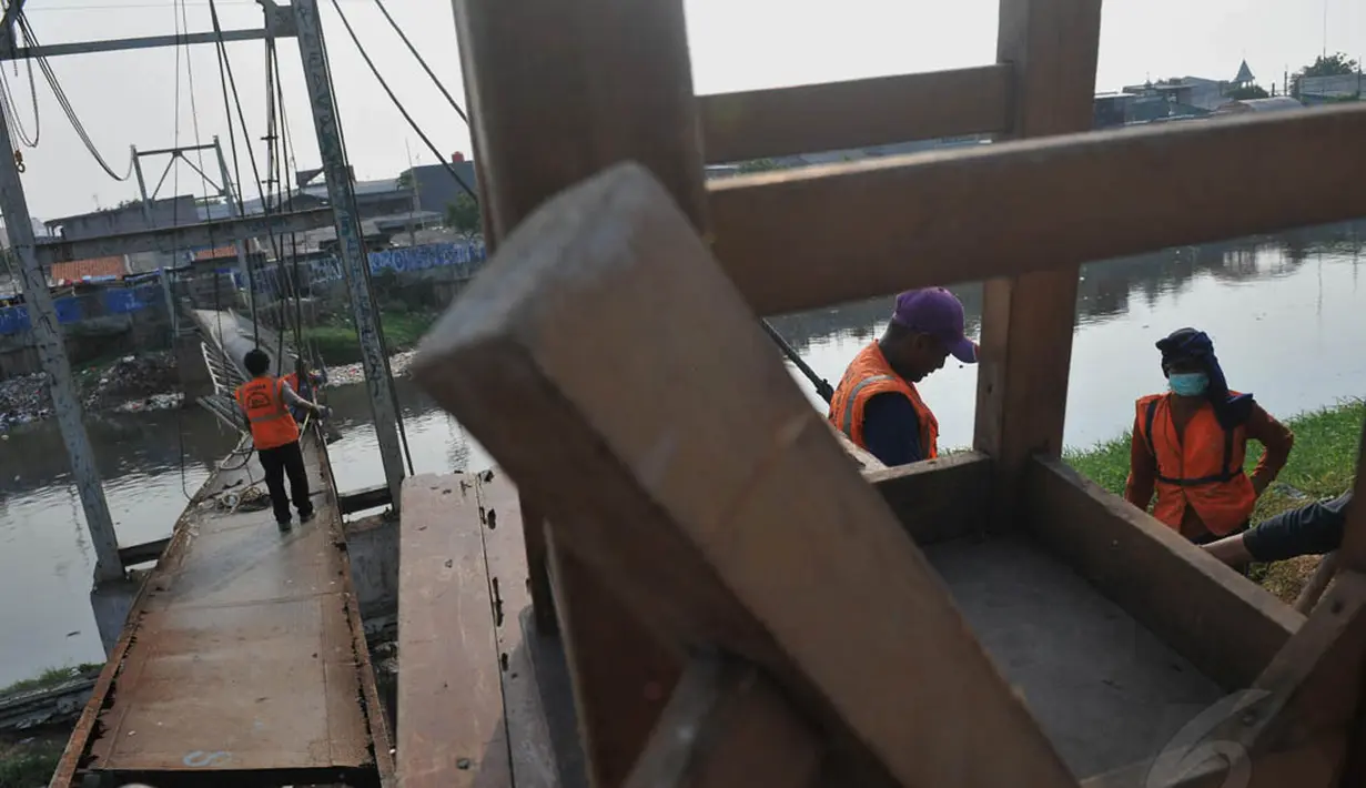 Jembatan Setia Kawan yang menghubungkan Kelurahan Grogol dan Kelurahan Duri Pulo itu nyaris putus, Jakarta, (1/9/14). (Liputan6.com/Johan Tallo)
