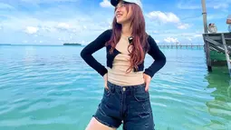 Penyanyi kelahiran 10 Juli 1999 ini memiliki jadwal yang padat sebagai penyanyi. Oleh sebab itu, Happy harus pintar-pintar membagi waktu untuk kerja dan liburan melespas penat. Seperti momen Happy Asmara mengisi waktu santainya dengan liburan memandangi lautan. (Liputan6.com/IG/@happy_asmara77)