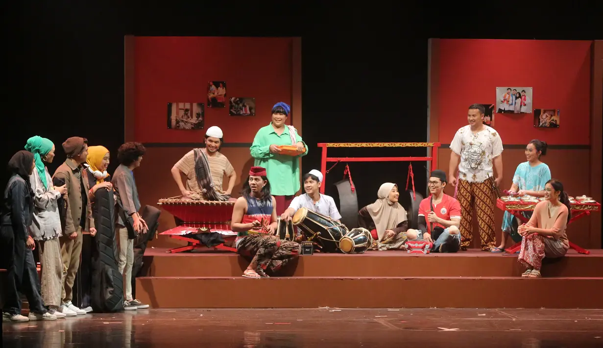 Lia mendapatkan satu kesempatan menampilkan Gambang Kromong dalam sebuah festival musik. Ia mencoba dengan ide barunya dengan mengkolaborasikan gambang kromong dengan sentuhan modern dari musik jazz dan DJ. [Foto: Bambang E Ros/Fimela.com]