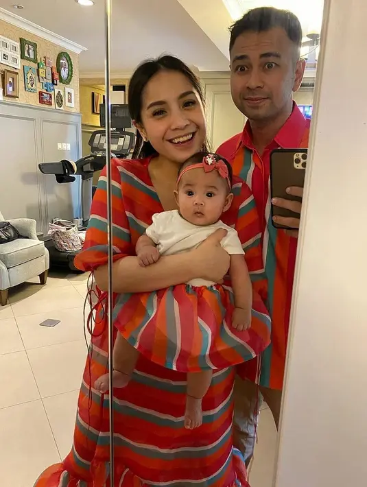 Nagita dihadapkan dengan balon besar yang nantinya terlihat inisial jenis kelamin anaknya. Belum melihatnya, Nagita sudah menangis dan mengatakan bahwa ia akan menerima apapun itu jenis kelaminnya. (Instagram/raffinagita1717)