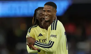 Bek Arsenal asal Inggris, Ezri Konsa (kanan), dan gelandang Arsenal asal Inggris, Eberechi Eze, merayakan kemenangan setelah pertandingan Liga Inggris melawan Aston Villa di Villa Park, Birmingham, Inggris, Selasa (1/9/2026) dini hari WIB. (Darren Staples / AFP)