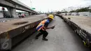 Pengoperasian kembali angkutan kereta api peti kemas rute Gedebage-Tanjung Priok diharapkan bisa menekan biaya logistik barang-barang yang diproduksi di wilayah Jawa Barat, Jakarta, Jumat (13/1). (Liputan6.com/Faizal Fanani)