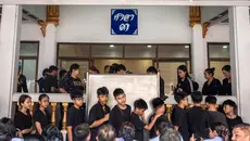 Ayah Pelaku Penembakan Sekolah Thailand Berlutut di Hadapan Keluarga Korban