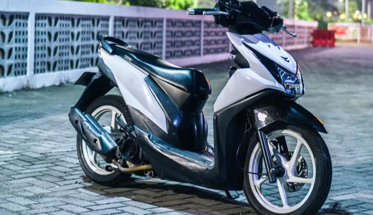 Honda BeAT generasi kedua pun masih ciamik untuk dimodifikasi. Konsep monochrome alias hitam dan putih menjadi daya tarik sendiri bagi motor ini. (Source: Instagram/@rizky_alamsyah17)