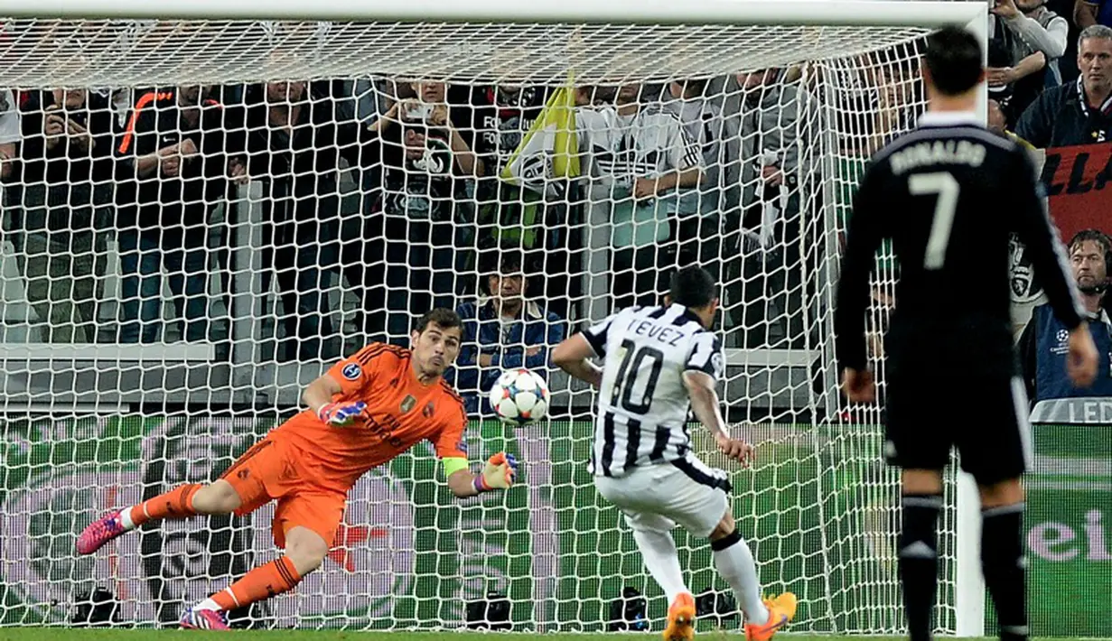 Juventus akhirnya sukses menggandakan keunggulan di menit ke-57 lewat eksekusi penalti Carlos Tevez. (AP/Massimo Pinca)