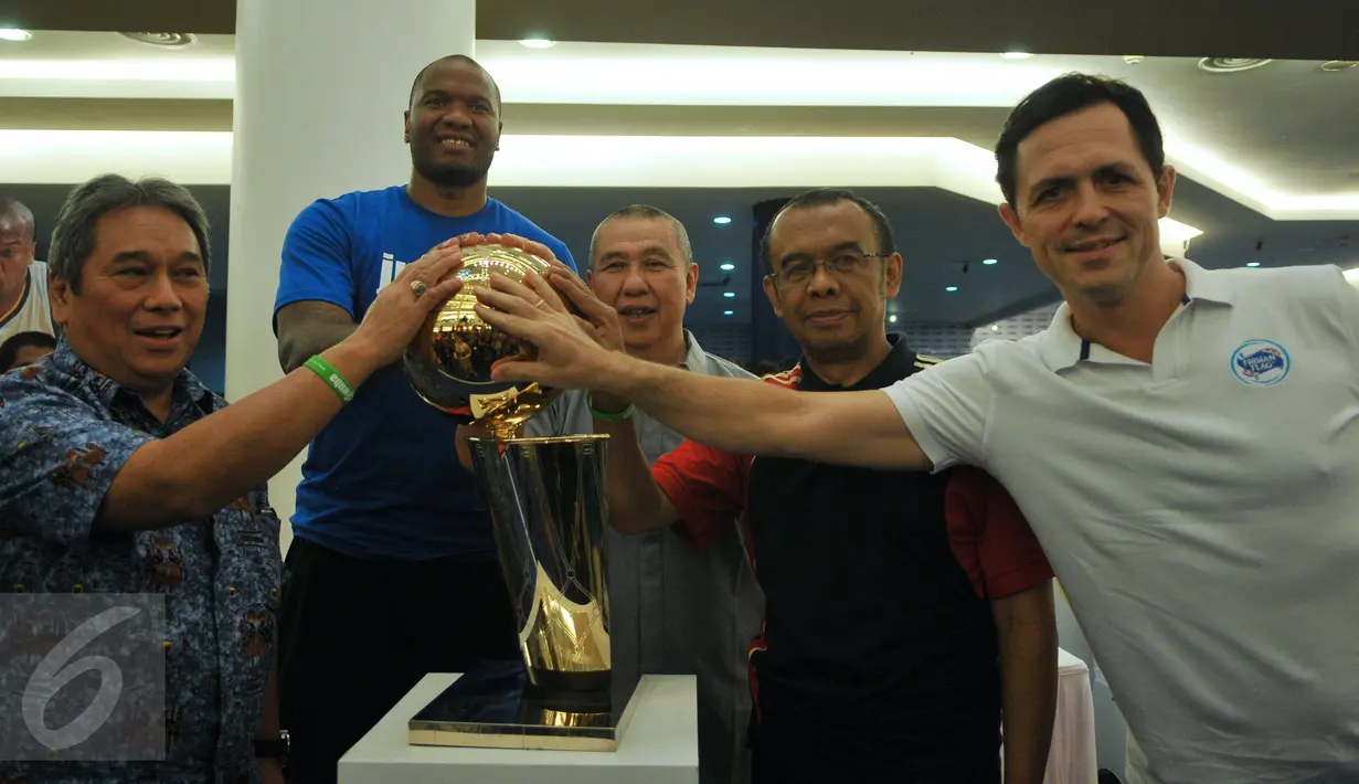 Wakil Ketua Umum KONI Pusat Bidang Kerjasama Dalam dan Luar Negeri dan Hukum, Immanuel robert Inkiriwang (kiri), NBA Player Marreese Speights (kedua kiri) berfoto bersama sambil memegang piala, Jakarta, Minggu (30/8/2015). (Liputan6.com/Herman Zakharia)