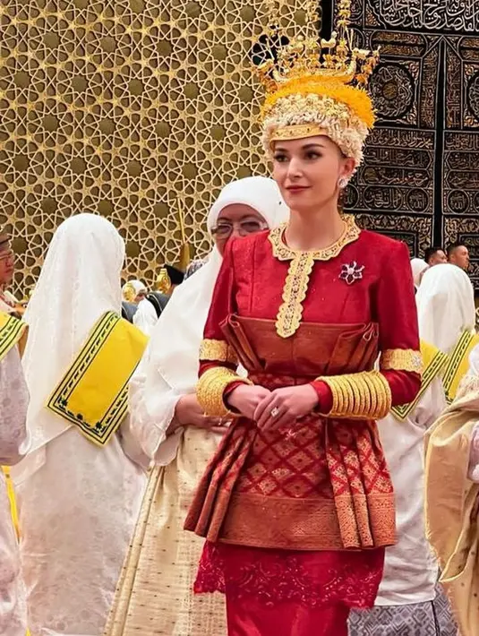 Dalam prosesi ini Anisha Rosnah tampil serba merah dengan busana khas perempuan Brunei. Ia dibalut baju kurung lengan panjang, dipadukan kain Jong yang dibuat seperti obi serta sabuk keemasan. [@british.hc.bn]