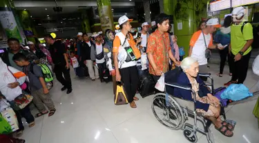 Pemudik antre masuk ke dalam Stasiun Gambir, Jakarta, Selasa (12/9). Sebanyak 1.000 pemudik diberangkatkan menggunakan kereta api executive secara cuma-cuma. (Liputan6.com/Fery Pradolo)