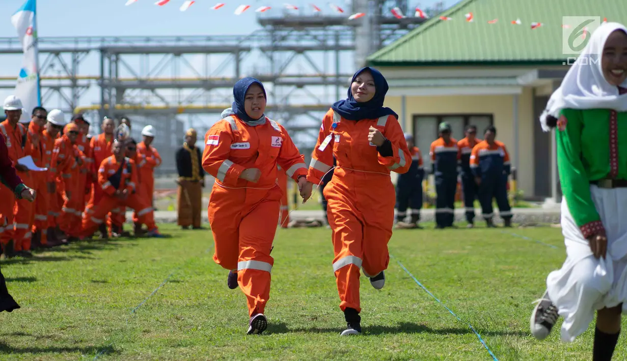 Karyawan mengikuti lomba lari dalam rangka HUT ke-74 RI di kilang JOB Pertamina-Medco E&P Tomori Sulawesi, Sabtu (17/8/2019). Perlombaan yang digelar di lokasi produsen hulu pasokan gas tersebut bertujuan meningkatkan keakraban serta rasa cinta tanah air. (Liputan6.com/Immanuel Antonius)