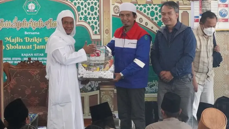 Manager Operasional PGE Karaha, Awaludin bersama Pimpinan Pondok Pesantren Djami'ul Huda pimpinan KH Idin Solahudin dalam sosilisasi penanggulangan DIfteri di desa Sukahurip, Garut, Jawa Barat. (Liputan6.com/Jayadi Supriadin)