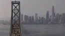 Asap yang berasal dari beberapa kebakaran hutan yang terus berkobar di daerah pedesaan California Barat Laut semakin menyebar ke arah selatan di seluruh bagian California Utara. (Stephen Lam/San Francisco Chronicle via AP)
