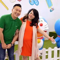 Magdalena menyebut dirinya seperti rombongan sirkus karena banyaknya perlengkapan yang harus dibawa ketika jalan-jalan bersama si kecil. (via Instagram.com)