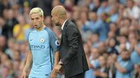 Gelandang Manchester City Samir Nasri (kiri) bersama manajer Josep Guardiola. (AFP/Oli Scarff)