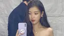 Melalui akun Instagram, wanita dengan nama lengkap Lee Ji Eun ini terbilang aktif mengunggah berbagai kegiatannya. Bahkan, momen saat dirinya tengah melakukan makeup sebelum tampil di atas panggung atau syuting juga tak lupa diabadikan. (Liputan6.com/IG/@dlwlrma)