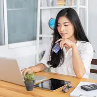 Berbelanja online./Copyright shutterstock.com/g/asawin+klabma