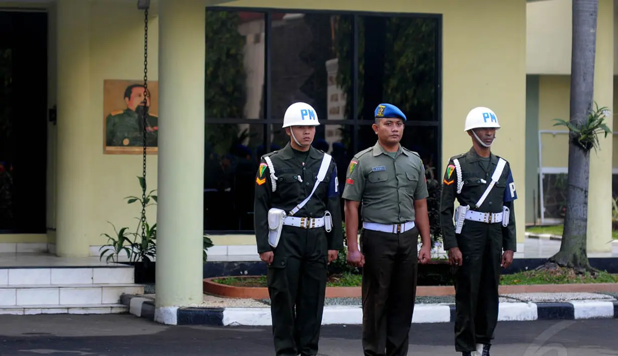 Pratu Heri (tengah) menghadiri upacara pemecatan dirinya di Markas Pusat Polisi Militer (Puspom), Jakarta, Senin (7/7/14). (Liputan6.com/Herman Zakharia)