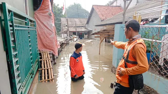 Banjir di Kampung Lebak, Teluk Pucung, Bekasi Utara, Kota Bekasi, sempat mencapai ketinggian satu meter lebih. (Liputan6.com/Bam Sinulingga)