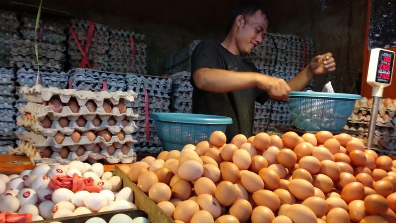 Miftah, pedagang telur di Pasar Kebayoran Lama, Jakarta, Jumat (16/3/2018).
